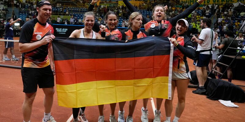 Das deutsche Tennis-Team feiert nach dem Sieg über Brasilien beim Billie Jean King Cup. - Foto: Andre Penner/AP