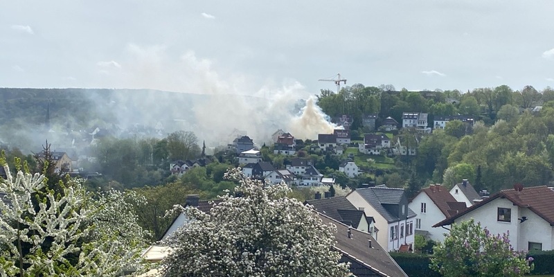 FW-EN: Wetter - Betriebsmittelspur und Heckenbrand sorgt für starke Rauchentwicklung - Foto: presseportal.de