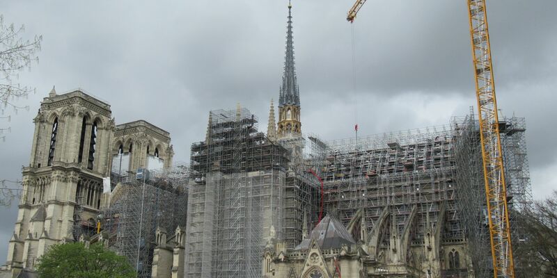 Ein Gerüst mit mehr als 90 Metern Höhe verdeckt die Sicht auf die Kathedrale. Zur Olympia-Eröffnung soll davon nicht mehr viel zu sehen sein. - Foto: Sabine Glaubitz/dpa