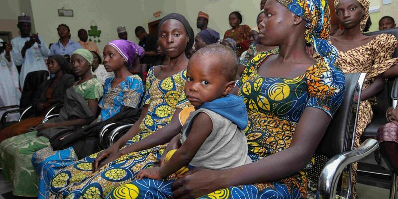 Mädchen aus Chibok, die zuvor aus der Hand islamistischer Extremisten befreit worden waren. (Archiv) - Foto: Str/dpa