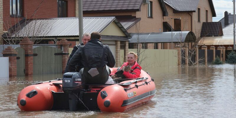 In der Region Orenburg stehen noch tausende Häuser unter Wasser. - Foto: ---/AP/dpa