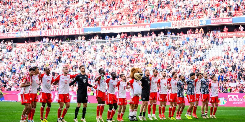 Die Spieler des FC Bayern bedanken sich nach dem Sieg gegen den 1. FC Köln bei den Fans. - Foto: Tom Weller/dpa
