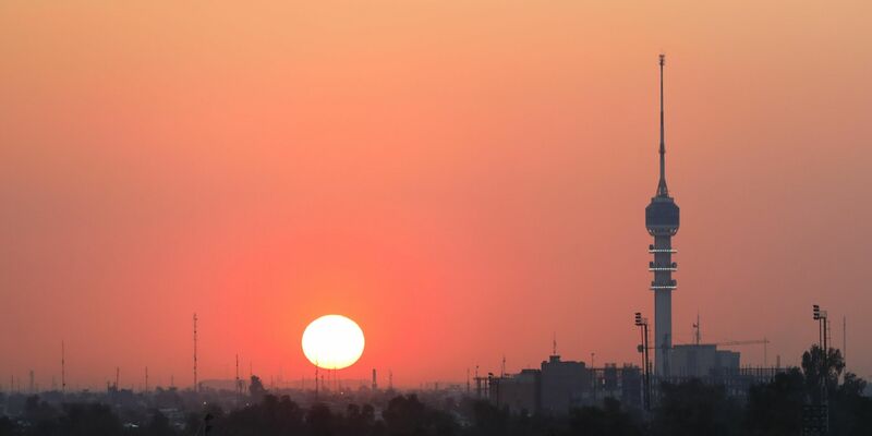 Die Sonne geht hinter der Skyline von Bagdad unter. - Foto: Zhang Miao/XinHua/dpa
