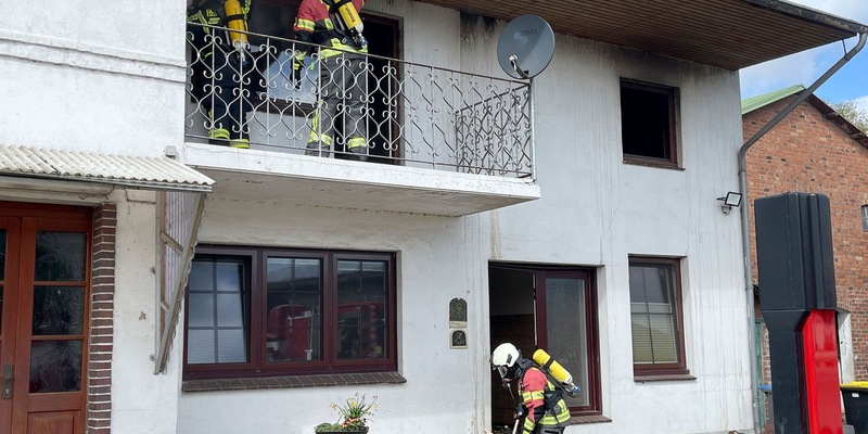 FW-RD: Feuer in Wohngebäude - großer Einsatz in Arpsdorf - Foto: presseportal.de