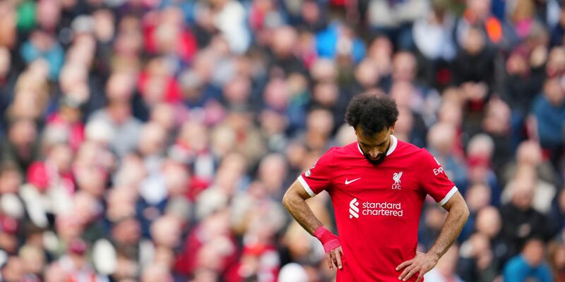 Die Liverpooler um Mohamed Salah kassierten gegen Crystal Palace eine überraschende Heim-Niederlage. - Foto: Jon Super/AP/dpa