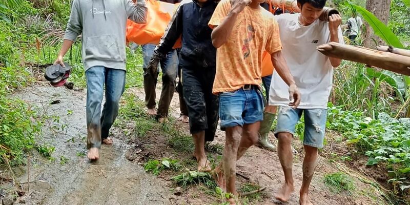 Ein Opfer wird geborgen: Bei Erdrutschen auf der indonesischen Insel Sulawesi sind mehrere Menschen ums Leben gekommen. - Foto: BPBD Tana Toraja/XinHua/dpa