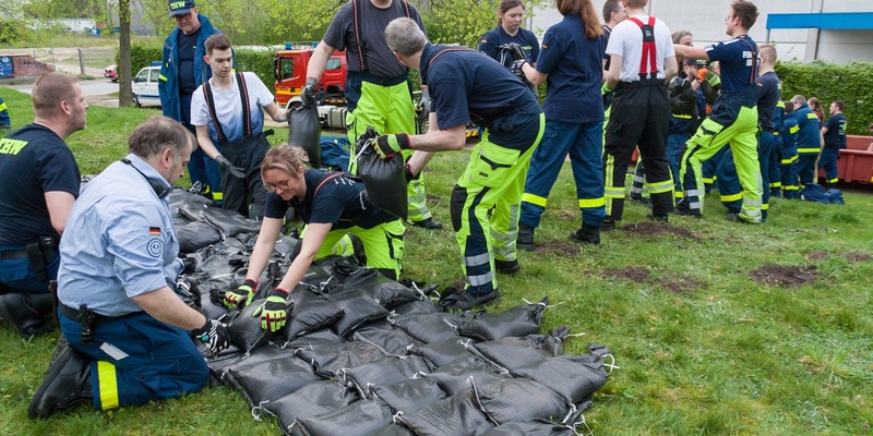 FW Gronau: Gemeinsam Sandsäcke packen / Ausbildung Hochwasserschutz von THW und Feuerwehr Gronau - Foto: presseportal.de