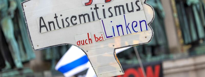 Ein Teilnehmer der Kundgebung «Allianz gegen Antisemitismus ruft zur Solidarität mit Israel auf». Die Zahl der antisemitisch motivierten Straftaten ist in den vergangenen Monaten enorm angestiegen. - Foto: Thomas Banneyer/dpa