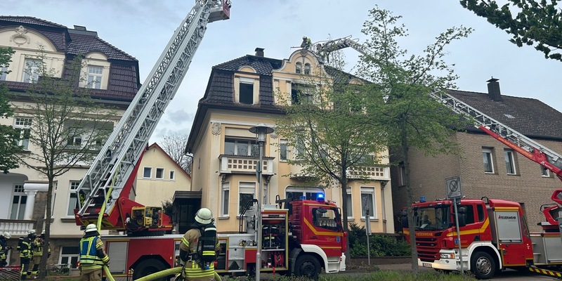 FF Bad Salzuflen: Eine Person aus Gebäude mit brennendem Dachstuhl in Bad Salzuflen gerettet / Freiwillige Feuerwehr ist am Sonntagabend mit 100 Kräften im Einsatz - Foto: presseportal.de