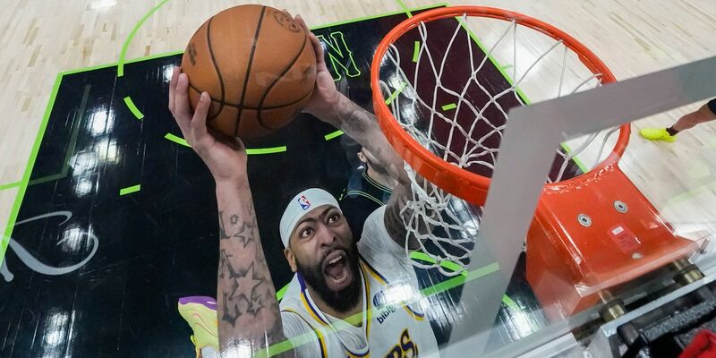 Anthony Davis von den Los Angeles Lakers zieht zum Korb. - Foto: Gerald Herbert/AP/dpa