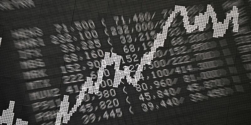 Der Dax startet am Donnerstag leicht über der Marke von 19.000 Punkten (Archivbild). - Foto: Arne Dedert/dpa