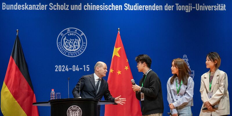 Bundeskanzler Olaf Scholz (vorn 5.v.l) und Ministerpräsident Li Qiang (vorn 6.v.l) in der Großen Halle des Volkes vor einer Sitzung des Beratenden Ausschusses der deutsch-chinesischen Wirtschaft. - Foto: Michael Kappeler/dpa