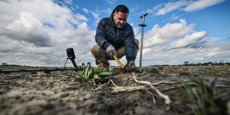 Schatzsucher Carsten Konze auf der Suche nach einem Gegenstand. - Foto: Oliver Berg/dpa