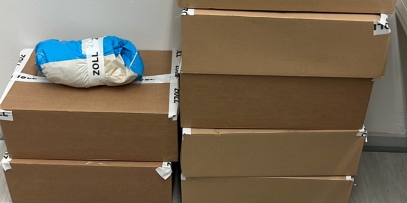 HZA-MS: Zoll stoppt Drogen-Kurier bei Tempo 200 km/h / Münsteraner Zöllner finden bei Fahrzeugkontrolle über 700 Cannabis Pflanzen und 260 Gramm Marihuana - Foto: presseportal.de