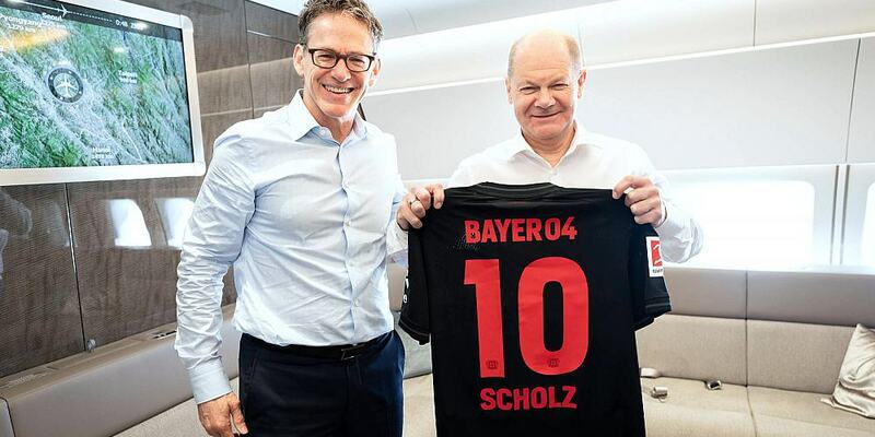 Bayer-Chef überreicht Scholz Leverkussen-Trikot am 15.04.2024 - Foto: Kugler/Bundesregierung, Text: über dts Nachrichtenagentur
