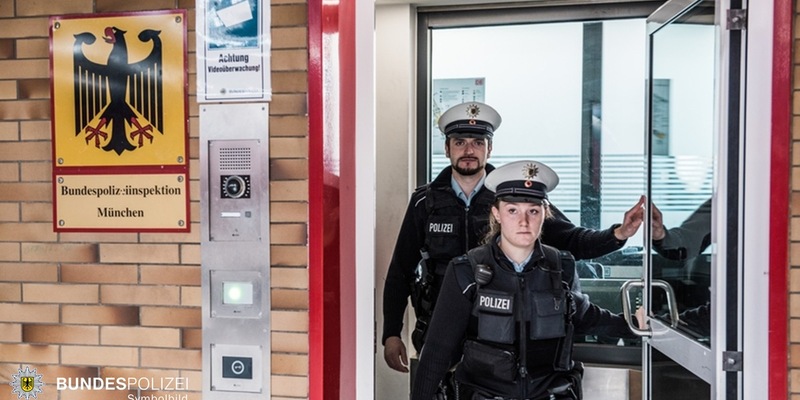 Bundespolizeidirektion München: Tanzend in der S-Bahn / Betrunkener entblößt sich im Zug - Foto: presseportal.de