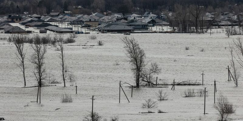 Das überschwemmte Gebiet am Rande von Orenburg. - Foto: AP/dpa