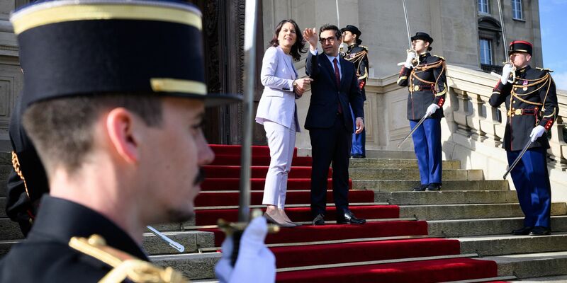 Außenministerin Annalena Baerbock wird von ihrem Amtskollegen Stéphane Séjourné am Außenministerium begrüßt. - Foto: Bernd von Jutrczenka/dpa