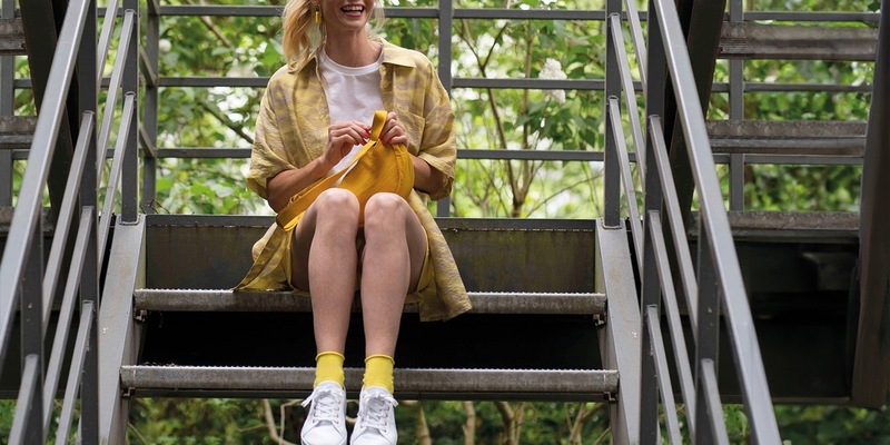 Bunt gewinnt / Die Socken und Kniestrümpfe von NUR DIE treiben es in dieser Saison bunt - und setzen auf den Holi Festivals modische Akzente - Foto: presseportal.de