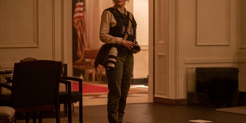 Kirsten Dunst in einer Szene des Films «Civil War». - Foto: Murray Close/A24/DCM/dpa