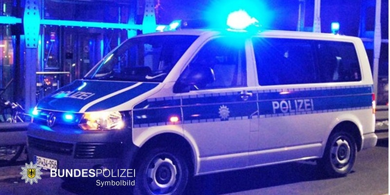 Bundespolizeidirektion München: Bedrohung mit Messer in Regionalzug und Verwendung von Kennzeichen verfassungswidriger Organisationen / Bundespolizei sucht Zeugen - Foto: presseportal.de