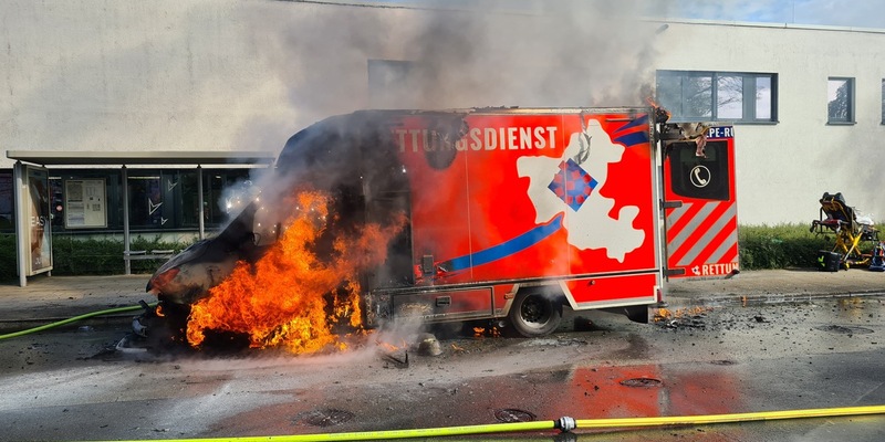 FW-E: Rettungswagen steht in Vollbrand - keine Personen verletzt - Foto: presseportal.de
