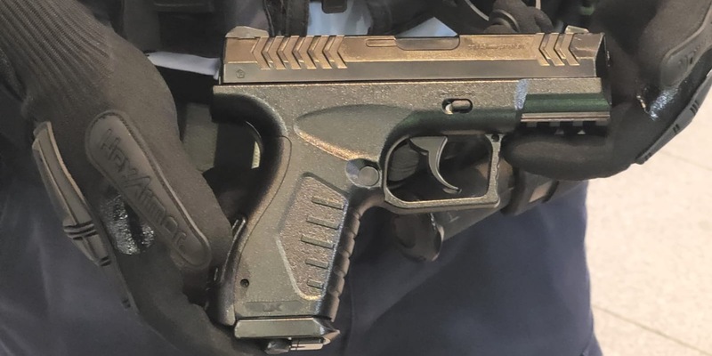 Bundespolizeidirektion München: Festnahme verbale Auseinandersetzung mit Spielzeugwaffe - Foto: presseportal.de