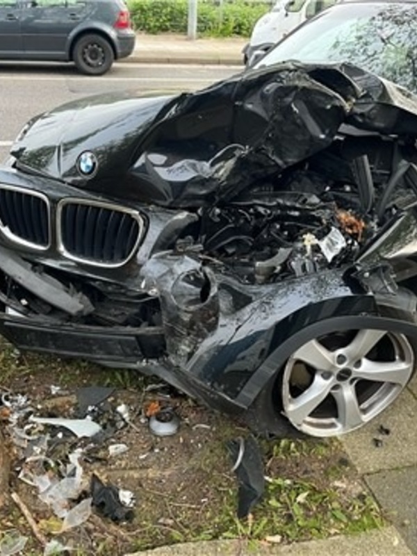 BMW X1 kollidiert mit Baum - Polizei bittet um Hinweise - Heiligenhaus ...