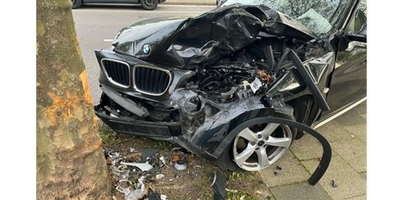 POL-ME: BMW X1 kollidiert mit Baum - Polizei bittet um Hinweise - Heiligenhaus - 2404052 - Foto: presseportal.de