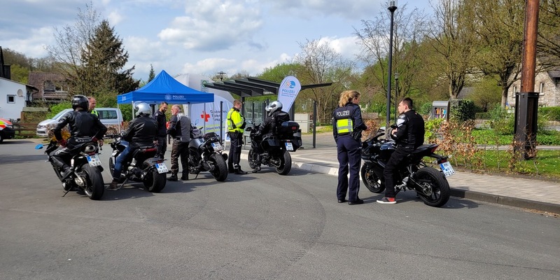 POL-MK: Motorradfahrer im Dialog mit der Polizei - Erste-Hilfe-Tipps vom DRK Balve - Foto: presseportal.de