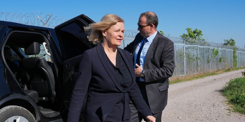 Bundesinnenministerin Nancy Faeser (SPD) besichtigt die «Grüne Grenze» zwischen der Türkei und Bulgarien. - Foto: Soeren Stache/dpa