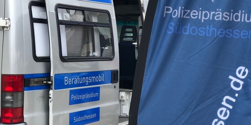 POL-OF: Experten geben hilfreiche Tipps in Sachen Einbruchsschutz und Betrugsmaschen: Beratungsmobil des Polizeipräsidiums Südosthessen auf dem Marktplatz - Foto: presseportal.de