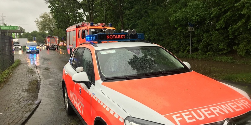 FW-BOT: Passantin unter Baum eingeklemmt - Foto: presseportal.de