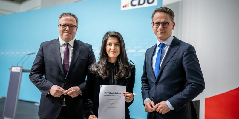 CDU-Generalsekretär Carsten Linnemann (r) und die stellvertretenden Vorsitzenden der Programm- und Grundsatzkommission, Serap Güler und Mario Voigt. - Foto: Michael Kappeler/dpa