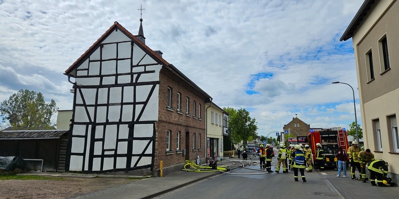 FW Wachtberg: Gebäudebrand in Wachtberg-Adendorf - Foto: presseportal.de