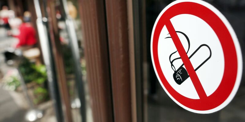 In Großbritannien diskutiert man ein umstrittenes Rauchverbot. Das Vorhaben von Premierminister Sunak führt auch zu innerparteilichen Streitigkeiten. - Foto: Martin Gerten/dpa
