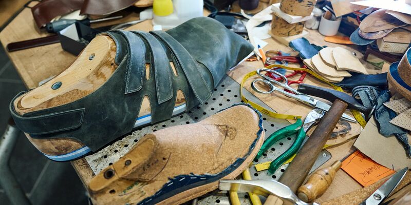 Die Schuhmacherwerkstatt von Georg Wessels in Vreden versorgt Jeison Rodriguez und andere Riesenwüchsige seit vielen Jahrzehnten mit passendem Schuhwerk. - Foto: Bernd Thissen/dpa