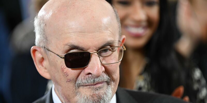 Autor Salman Rushdie veröffentlicht sein jüngstes Buch «Knife», in dem er ein auf ihn verübtes Attentat und dessen Folgen literarisch verarbeitet. - Foto: Arne Dedert/dpa Pool/dpa