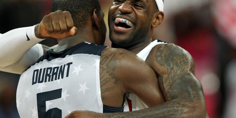 US-Nationalspieler Kevin Durant (links) umarmt LeBron James: Die USA schicken nach Angaben von US-Medien ein Team voller Stars zu den Olympischen Spielen nach Paris. - Foto: Friso Gentsch/dpa