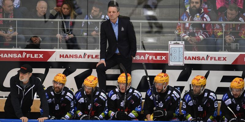 Thomas Popiesch (M,oben), Trainer der Pinguins Bremerhaven, verfolgt das Spiel. - Foto: Carmen Jaspersen/dpa