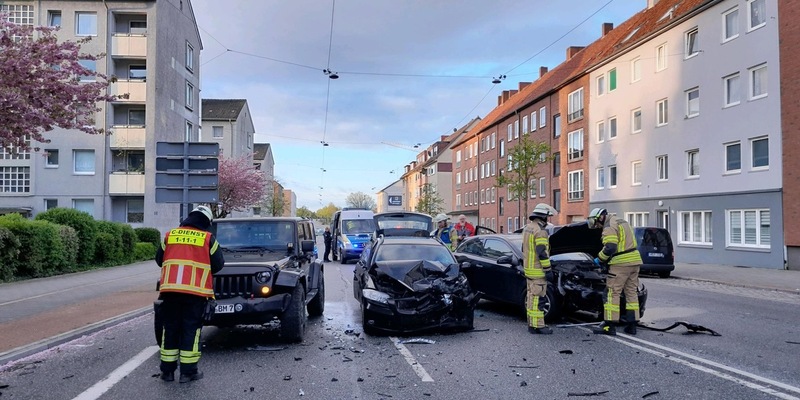 FW Bremerhaven: Verkehrsunfall auf der Georgstraße - Foto: presseportal.de