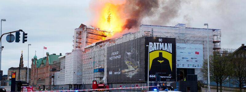 Feuer und Rauch steigen aus der Alten Börse in Kopenhagen. - Foto: Ida Marie Odgaard/Ritzau Scanpix Foto/AP