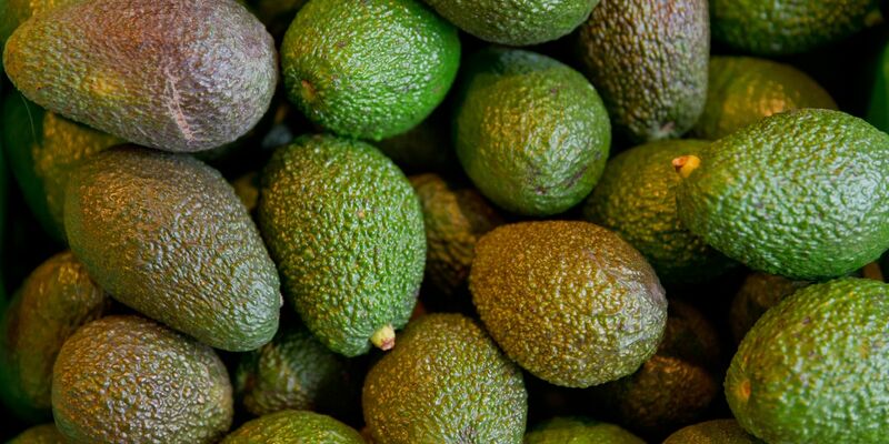 Weil die Avocado ein warmes Klima braucht, legt sie oft Tausende Kilometer zurück, bevor sie im Einkaufskorb von deutschen Verbrauchern landet. - Foto: Daniel Karmann/dpa