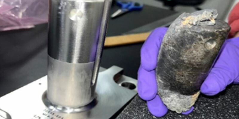 Ein geborgenes Stück Weltraumschrott, das von der Internationalen Raumstation kam. - Foto: Nasa/dpa