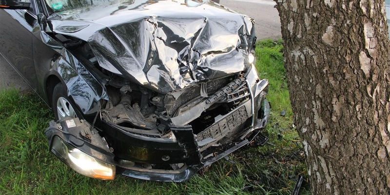 POL-MI: Pkw kollidiert nach Kreuzungsunfall mit Baum - Foto: presseportal.de