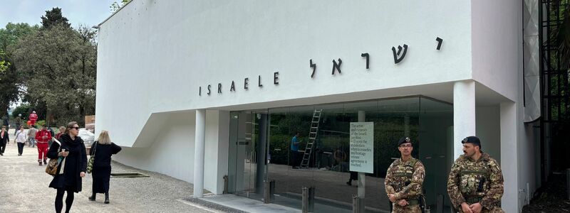 Italienische Soldaten am israelischen Nationalpavillon auf der Biennale für zeitgenössische Kunst in Venedig. - Foto: Colleen Barry/AP/dpa