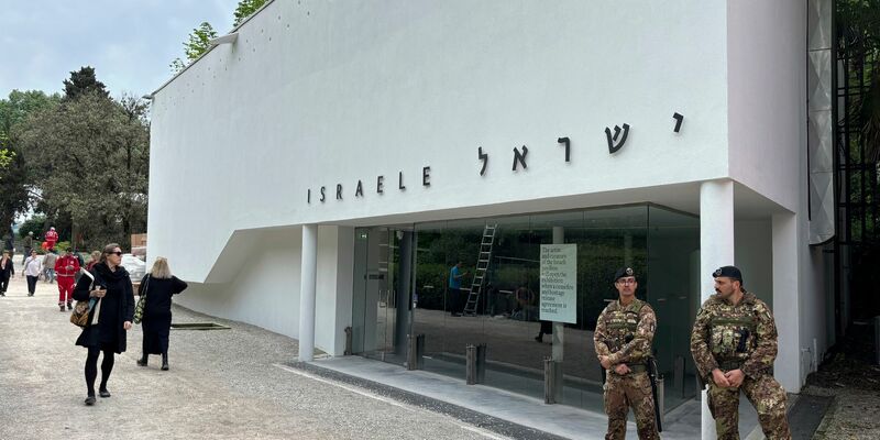 Italienische Soldaten am israelischen Nationalpavillon auf der Biennale für zeitgenössische Kunst in Venedig. - Foto: Colleen Barry/AP/dpa