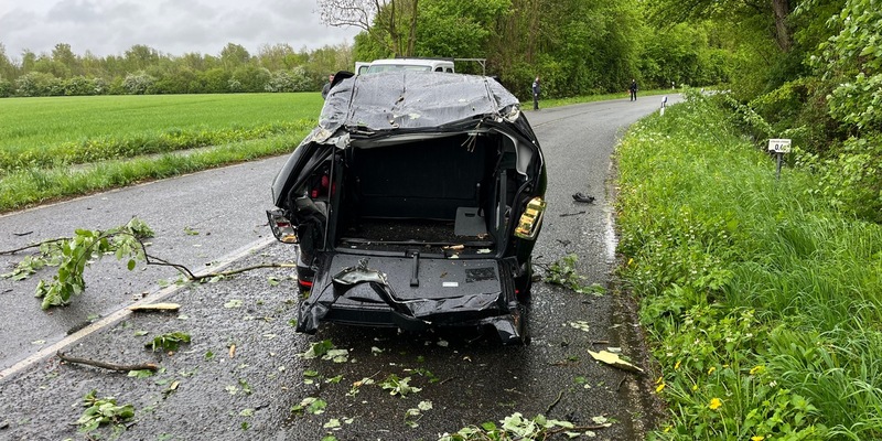 POL-MG: Baum stürzt auf Auto: 62-jähriger Mann schwer verletzt - Foto: Polizei MG, presseportal.de
