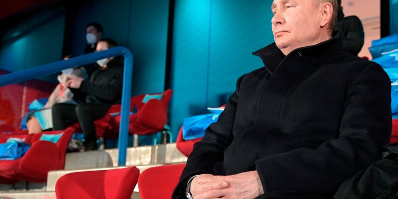Wladimir Putin verfolgt die Eröffnungsfeier der Olympischen Winterspiele in Peking 2022. - Foto: Alexei Druzhinin/AP/dpa