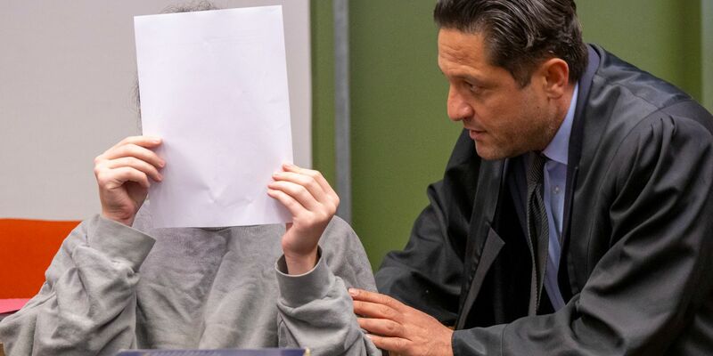 Die Staatsanwaltschaft wirft dem Angeklagten Mord und versuchte, schwere Brandstiftung vor. - Foto: Peter Kneffel/dpa